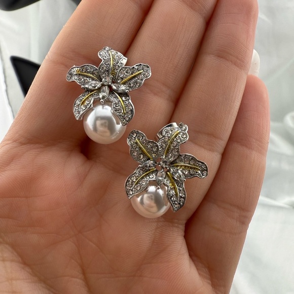 Luxury Pearl Flower Earrings – Crystal Bloom Studs, Elegant Bridal Statement - Picture 11 of 12